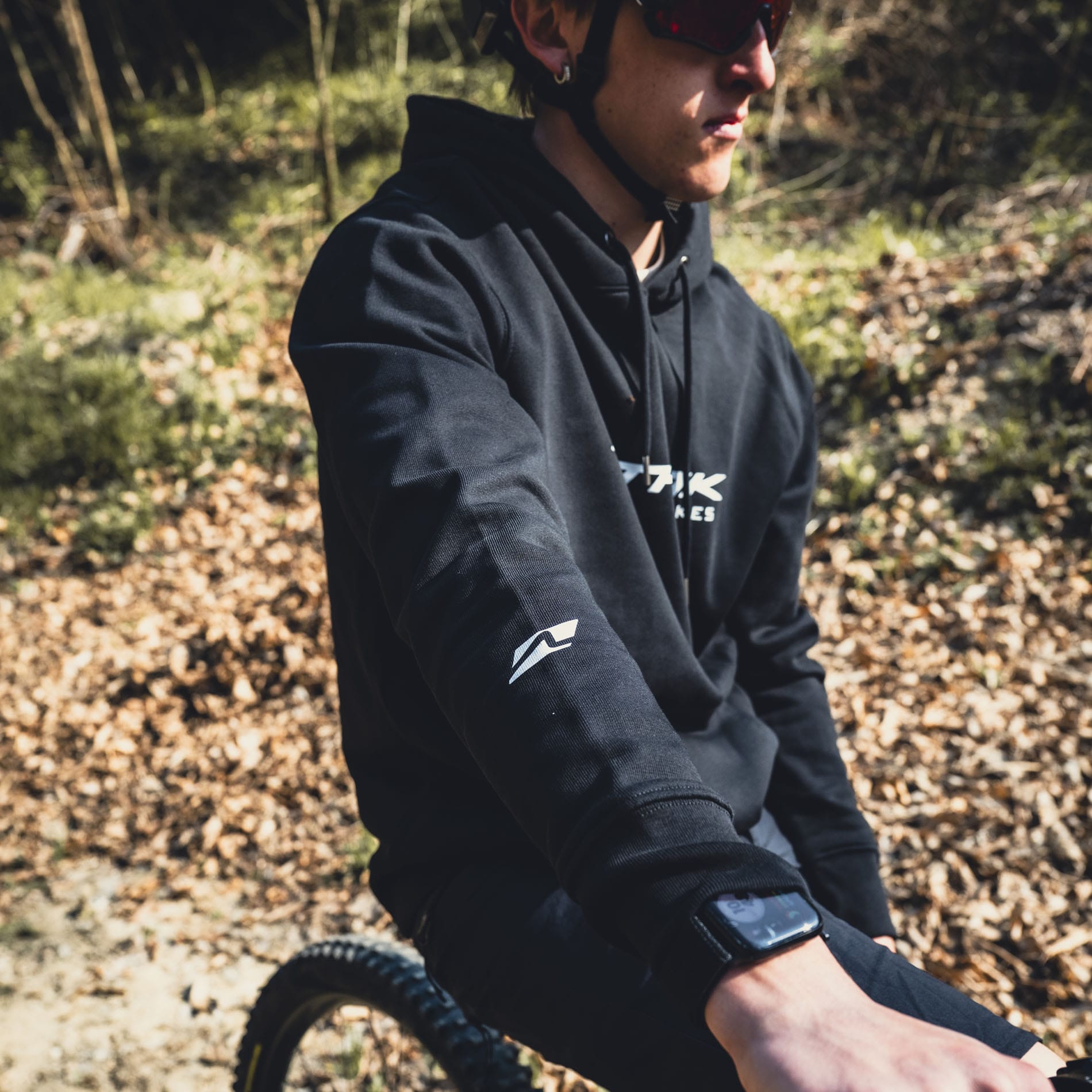 THOK Crew felpa con cappuccio nera cotone