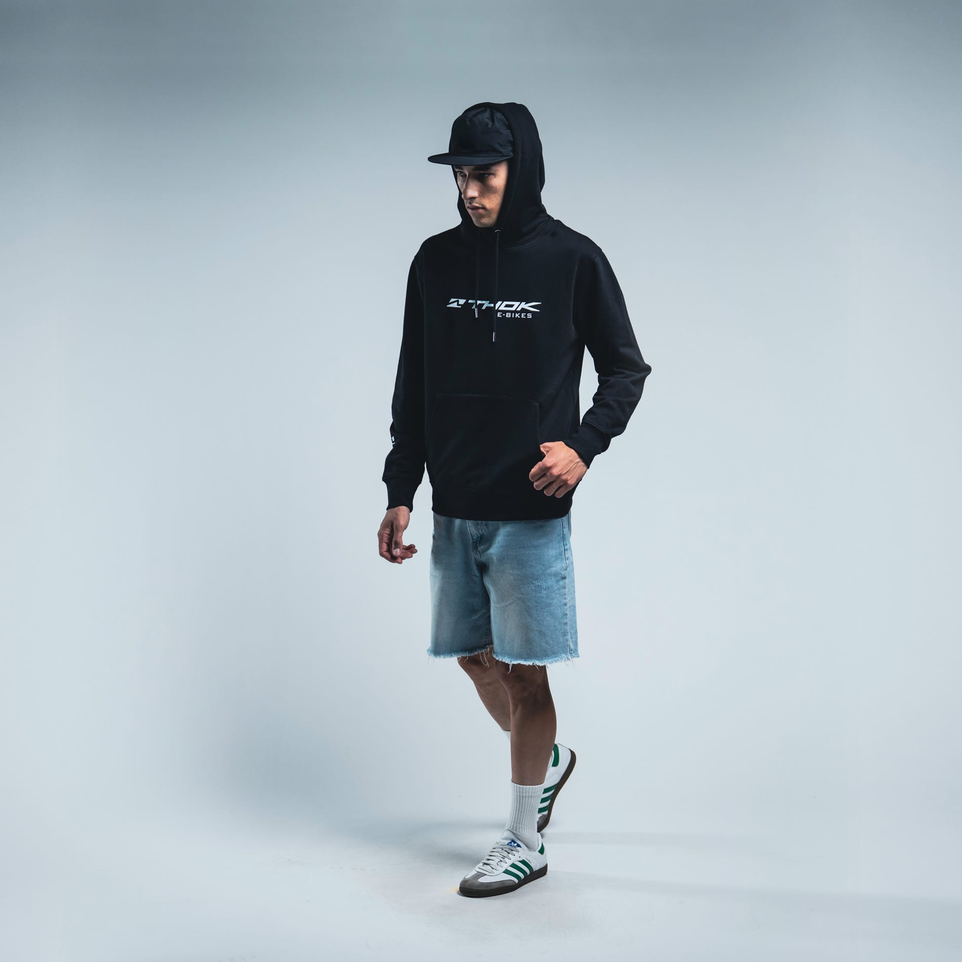 THOK Crew felpa con cappuccio nera cotone